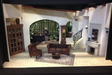 7772099081_une-maquette-du-decor-de-la-prochaine-piece-dans-laquelle-jouera-michel-sardou